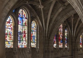 Algunas de las vidrieras de la nave del evangelio.