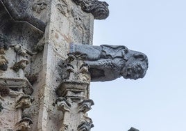 Gárgola con cuerpo de león y cara de humanoide, con colmillos, alas de murciélago y pecho con escamas.