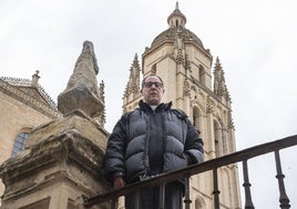 Rafael de Arcos, en el enlosado, con la torre de la Catedral al fondo.