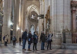 Cientos de turistas visitan el interior de la Catedral de Segovia todos los días.
