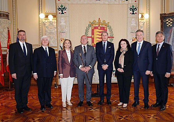 El alcalde de Valladolid, Jesús Juilo Carnero, este viernes junto a embajadores de siete países en España.