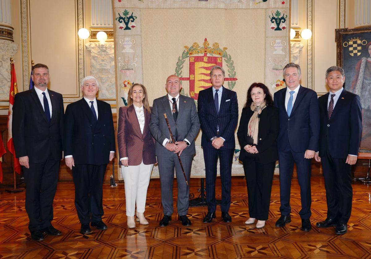 Embajadores de siete países conocen la Semana Santa de Valladolid