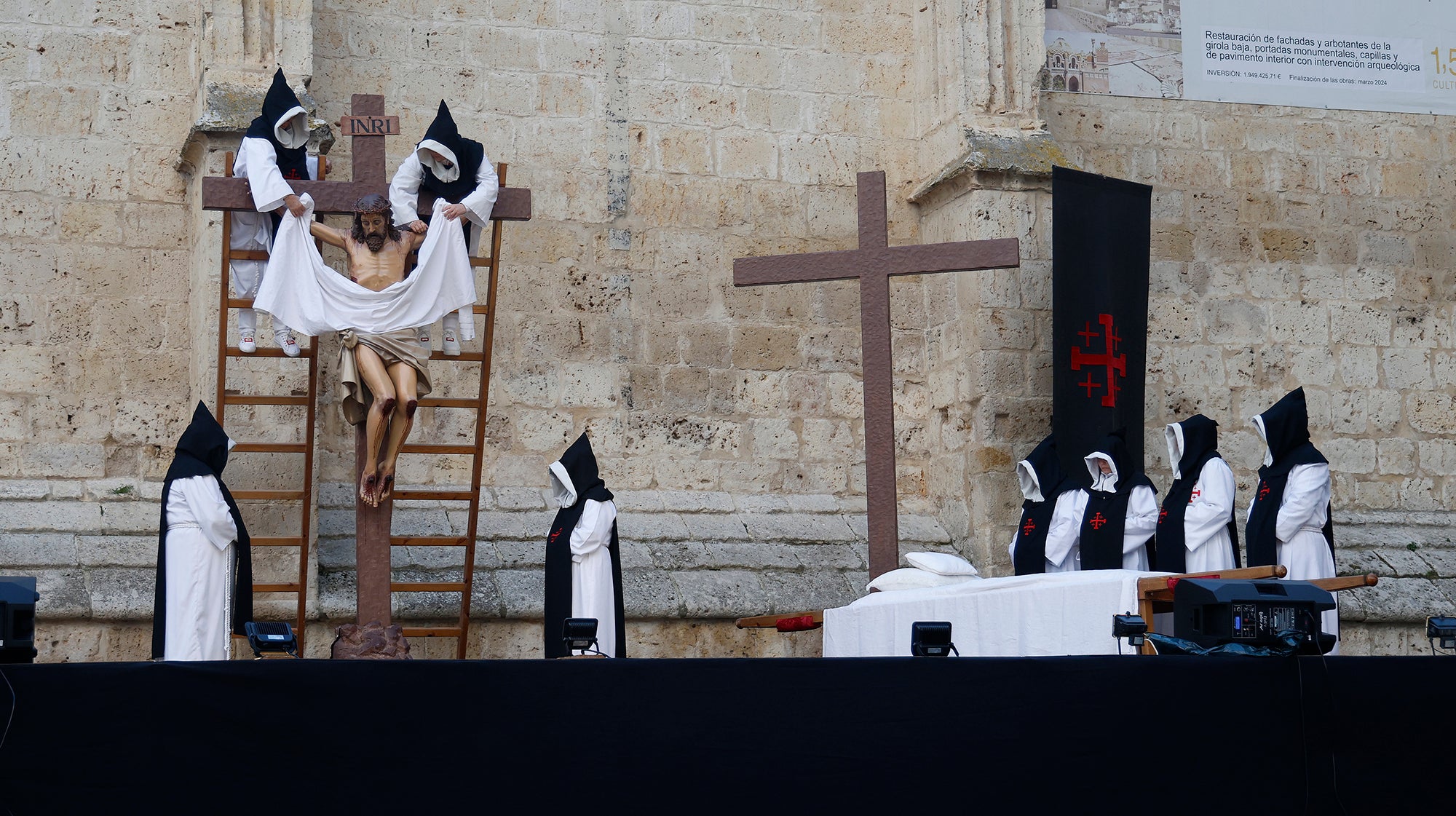 Función del Descendimiento en la plaza de la Inmaculada