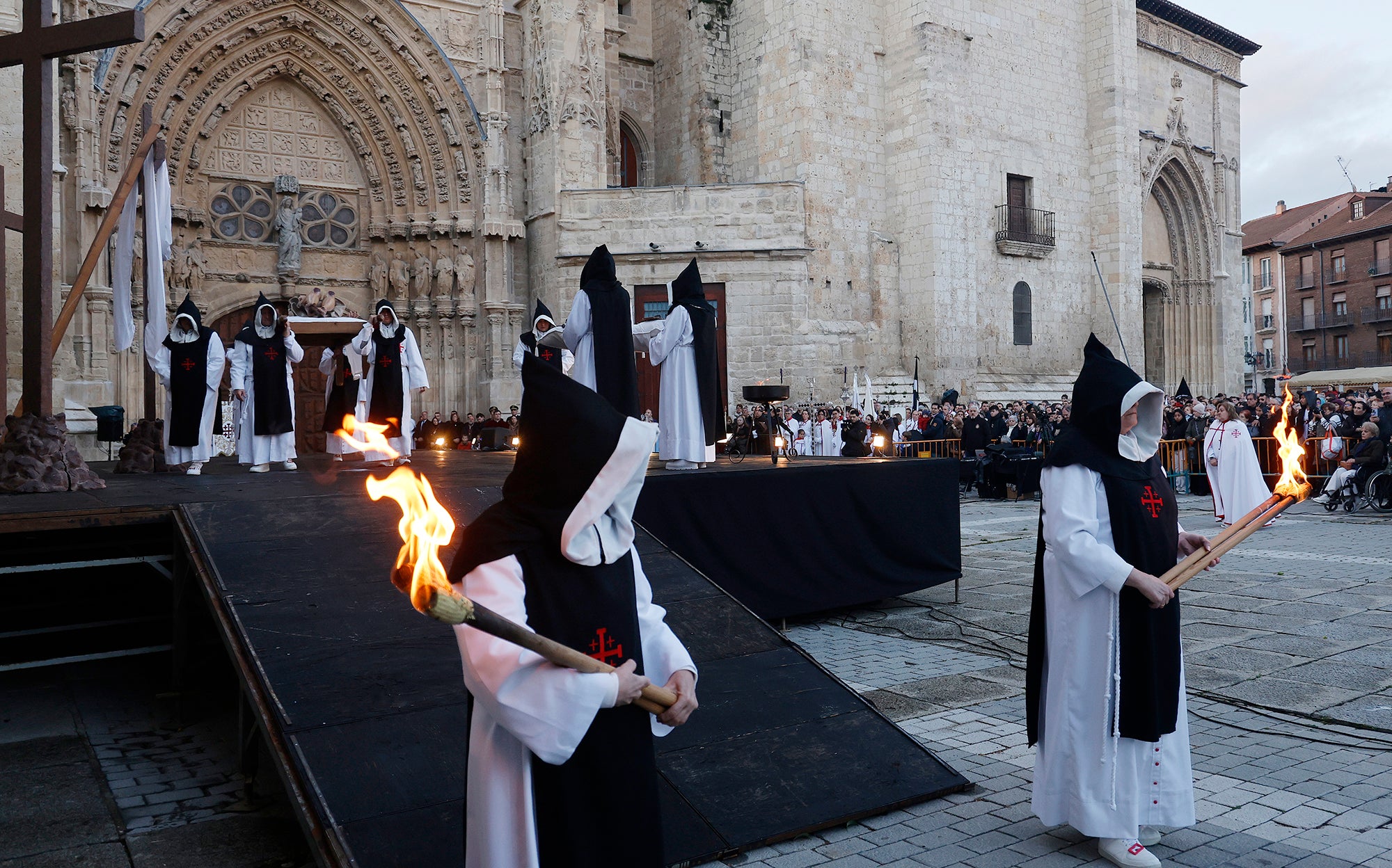 Función del Descendimiento en la plaza de la Inmaculada
