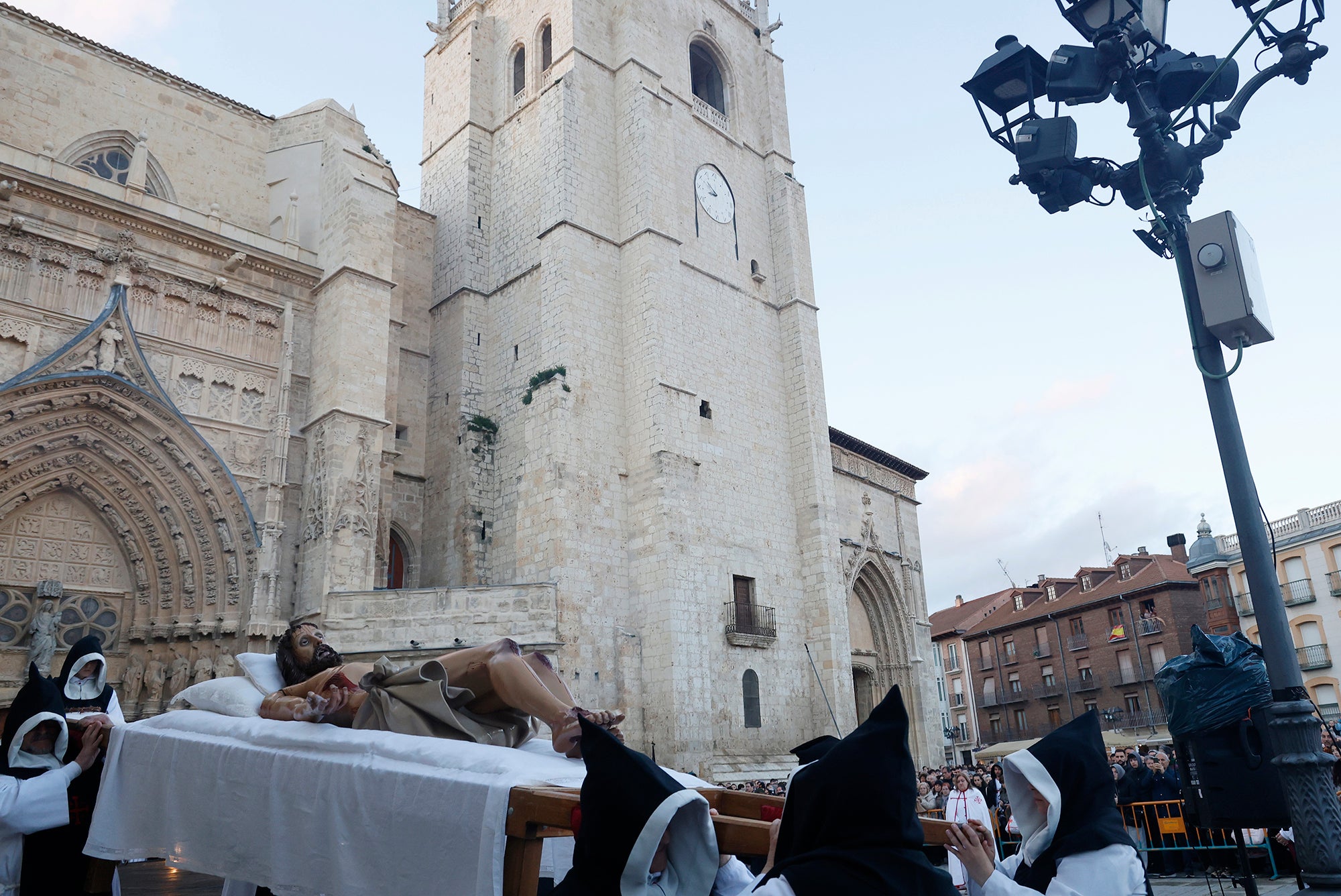 Función del Descendimiento en la plaza de la Inmaculada
