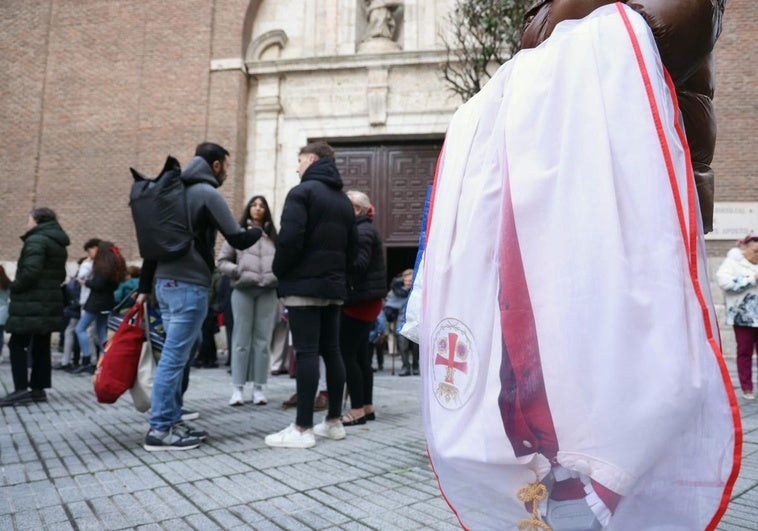 Un cofrade de la Real Cofradía P. del Stmo. Cristo Despojado, Cristo Camino del Calvario y Ntra. Sra. de la Amargura con su hábito resguardado en una funda