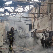 Efectivos del Servicio de Extinción de Incendios provincial durante su intervención en Valdestillas.
