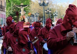 Procesión a su paso por la avenida del Acueducto.