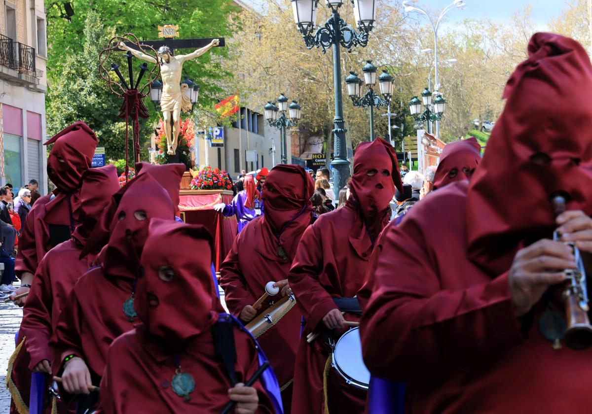 Procesión a su paso por la avenida del Acueducto.
