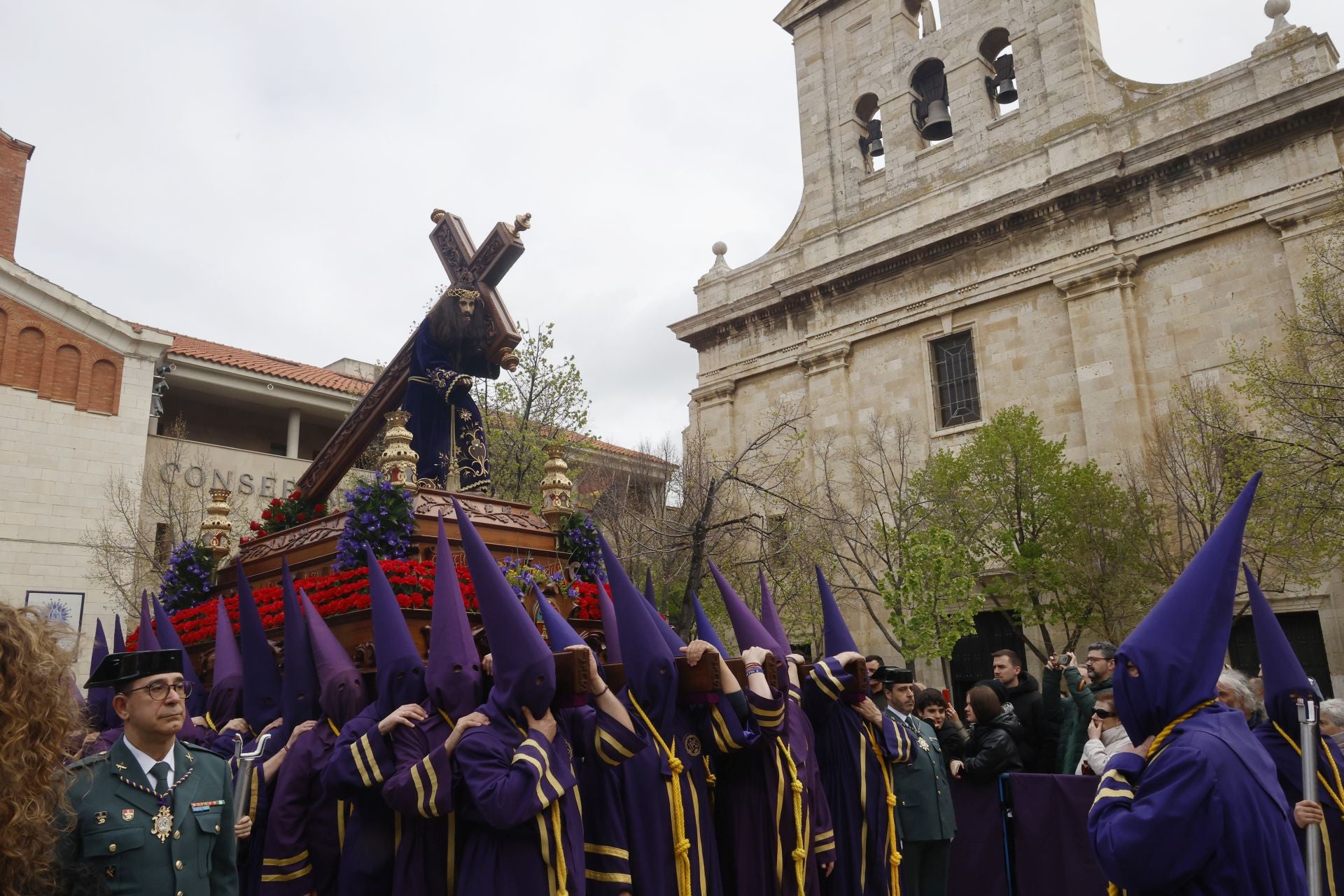 Los nazarenos desafían a la lluvia en Los Pasos