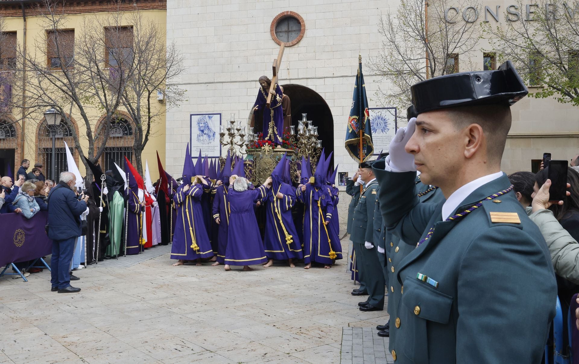 Los nazarenos desafían a la lluvia en Los Pasos