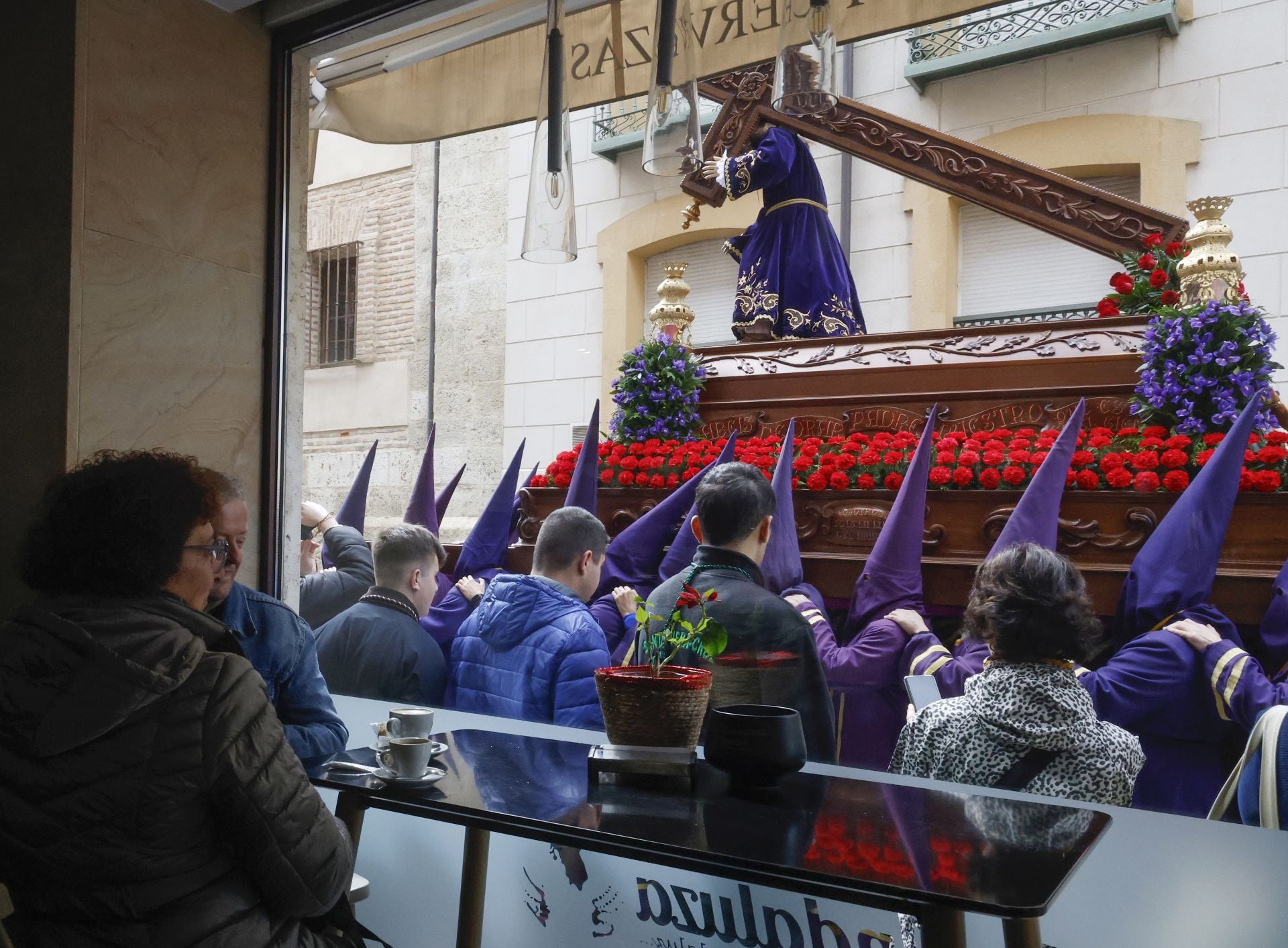 Los nazarenos desafían a la lluvia en Los Pasos