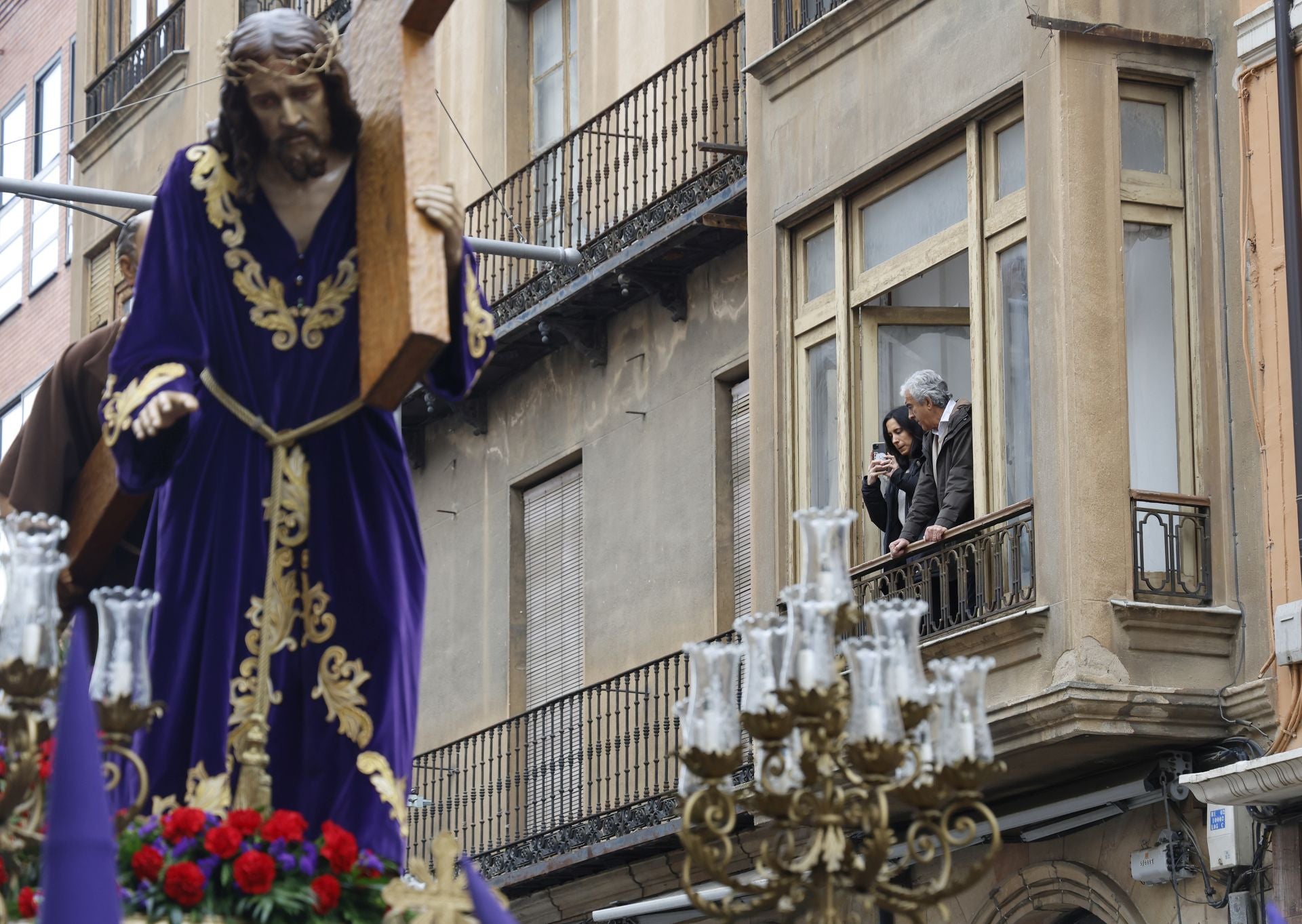 Los nazarenos desafían a la lluvia en Los Pasos