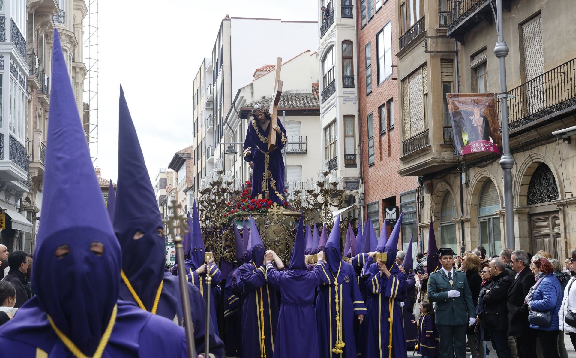 Los nazarenos desafían a la lluvia en Los Pasos