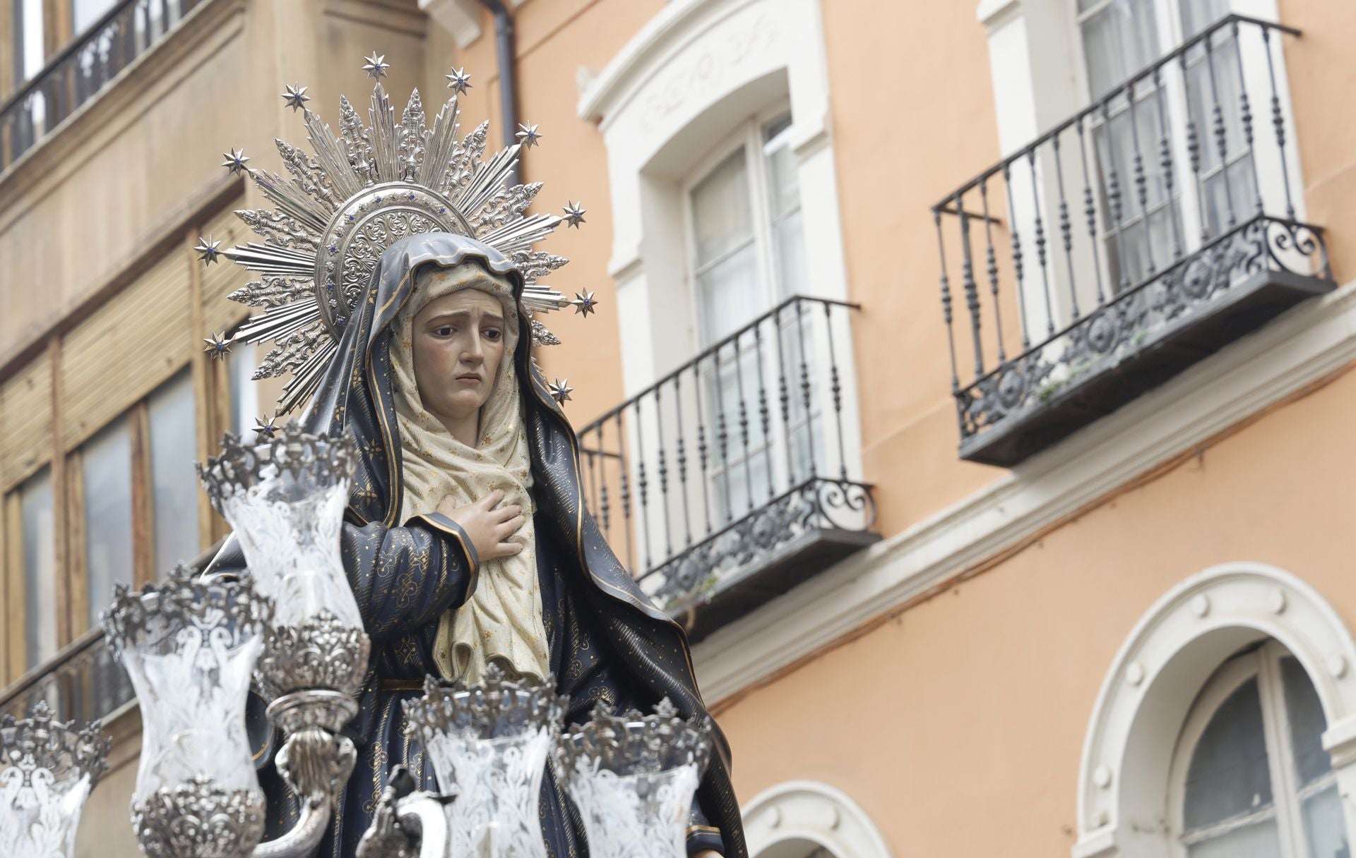 Los nazarenos desafían a la lluvia en Los Pasos
