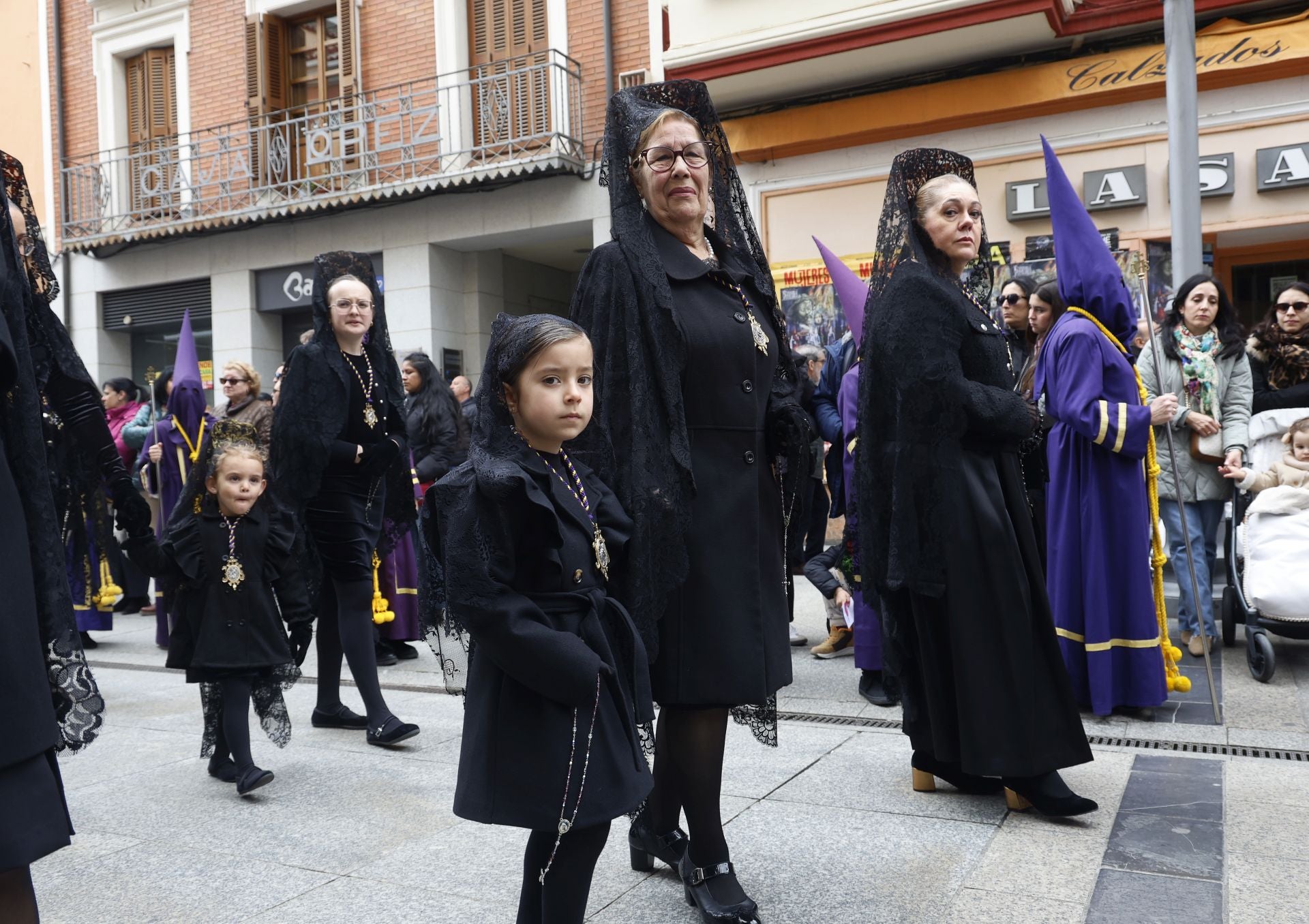 Los nazarenos desafían a la lluvia en Los Pasos