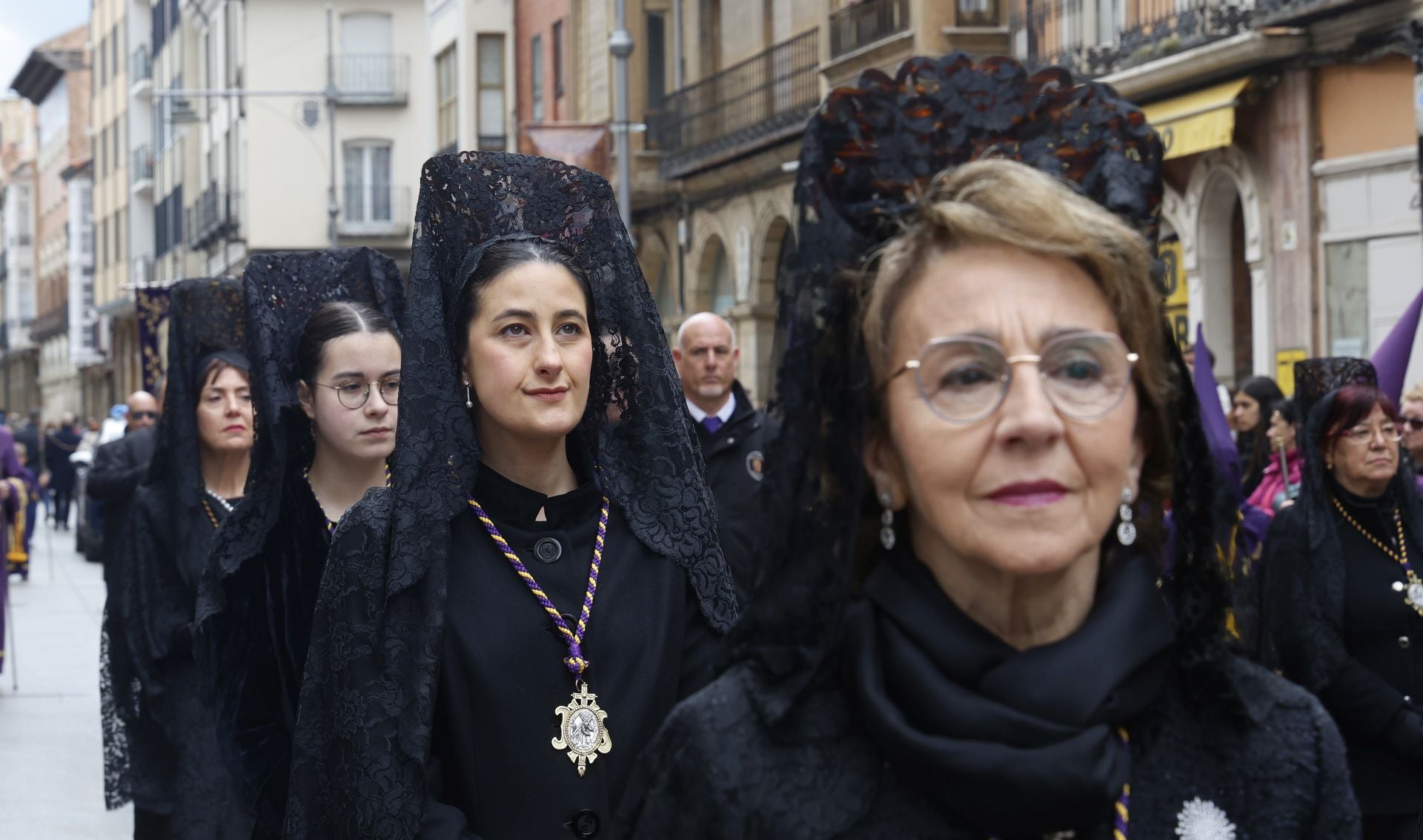 Los nazarenos desafían a la lluvia en Los Pasos