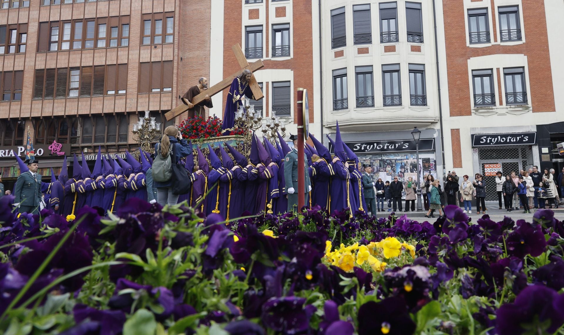 Los nazarenos desafían a la lluvia en Los Pasos