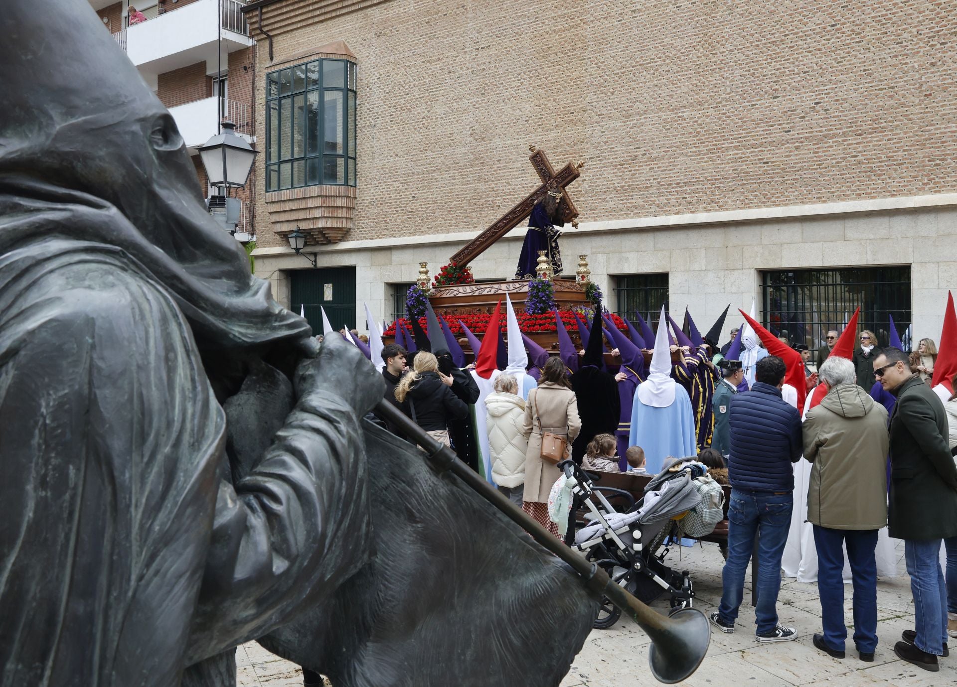 Los nazarenos desafían a la lluvia en Los Pasos