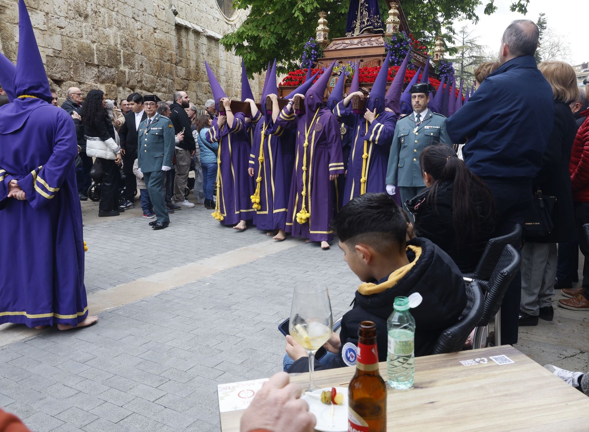 Los nazarenos desafían a la lluvia en Los Pasos