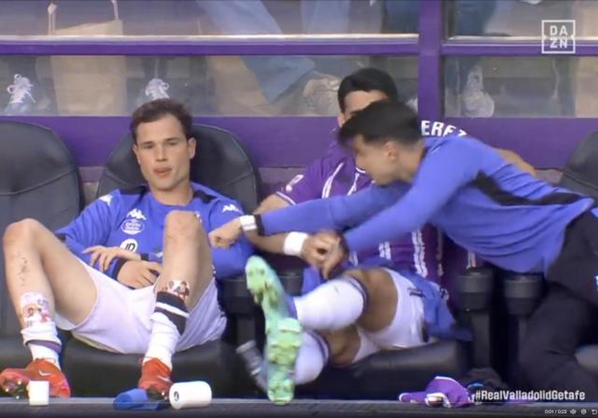 Instante en el que Luis Pérez lanza un puñetazo a Latasa.