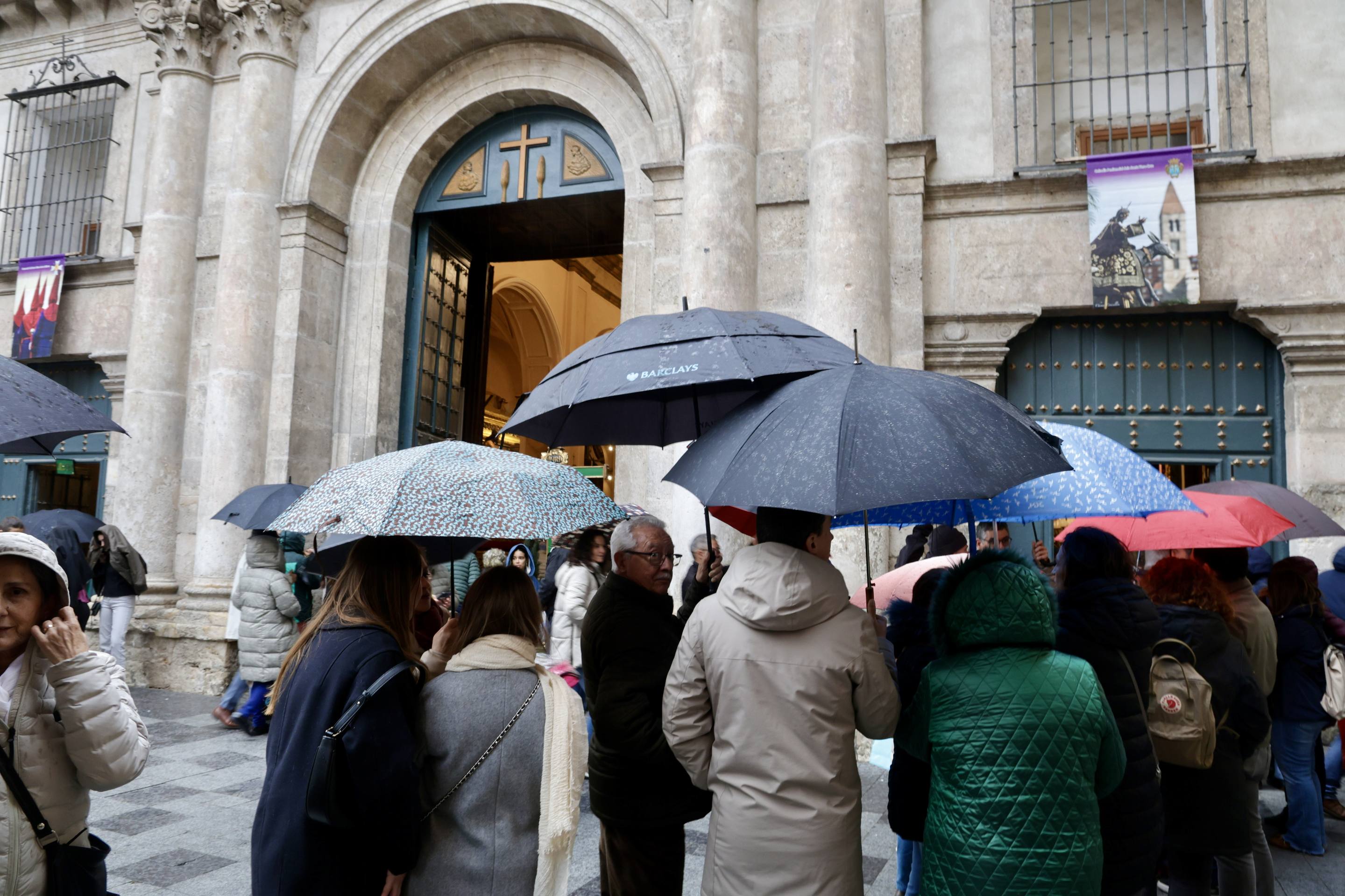 Las imágenes de la suspensión de la Procesión General del Viernes Santo