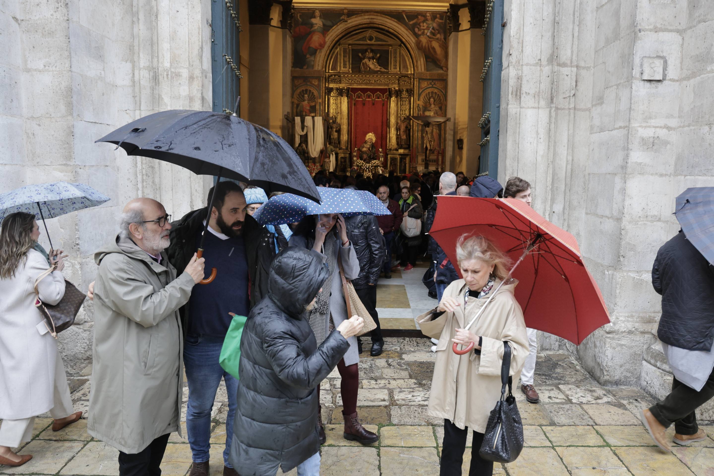 Las imágenes de la suspensión de la Procesión General del Viernes Santo