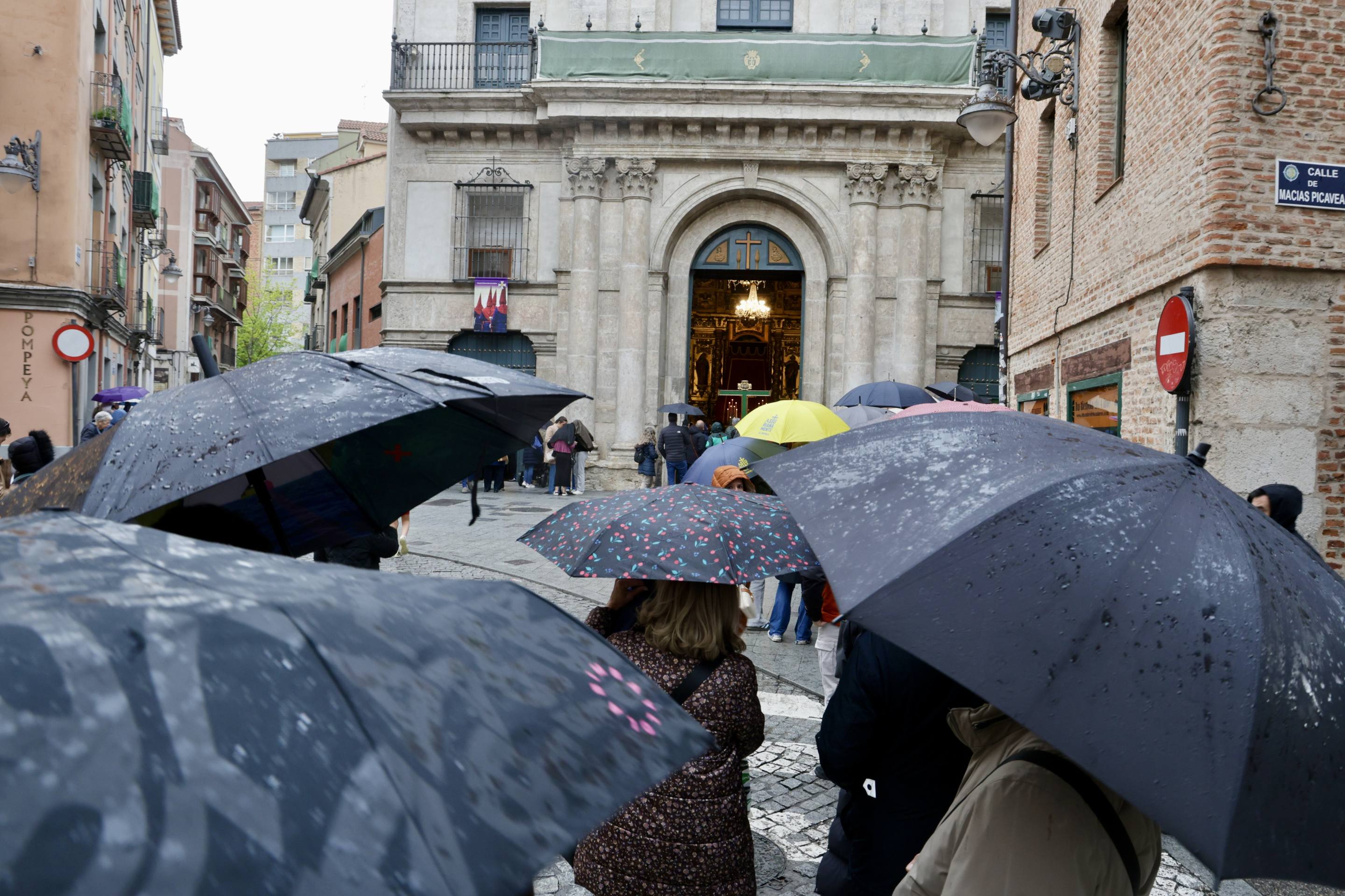 Las imágenes de la suspensión de la Procesión General del Viernes Santo