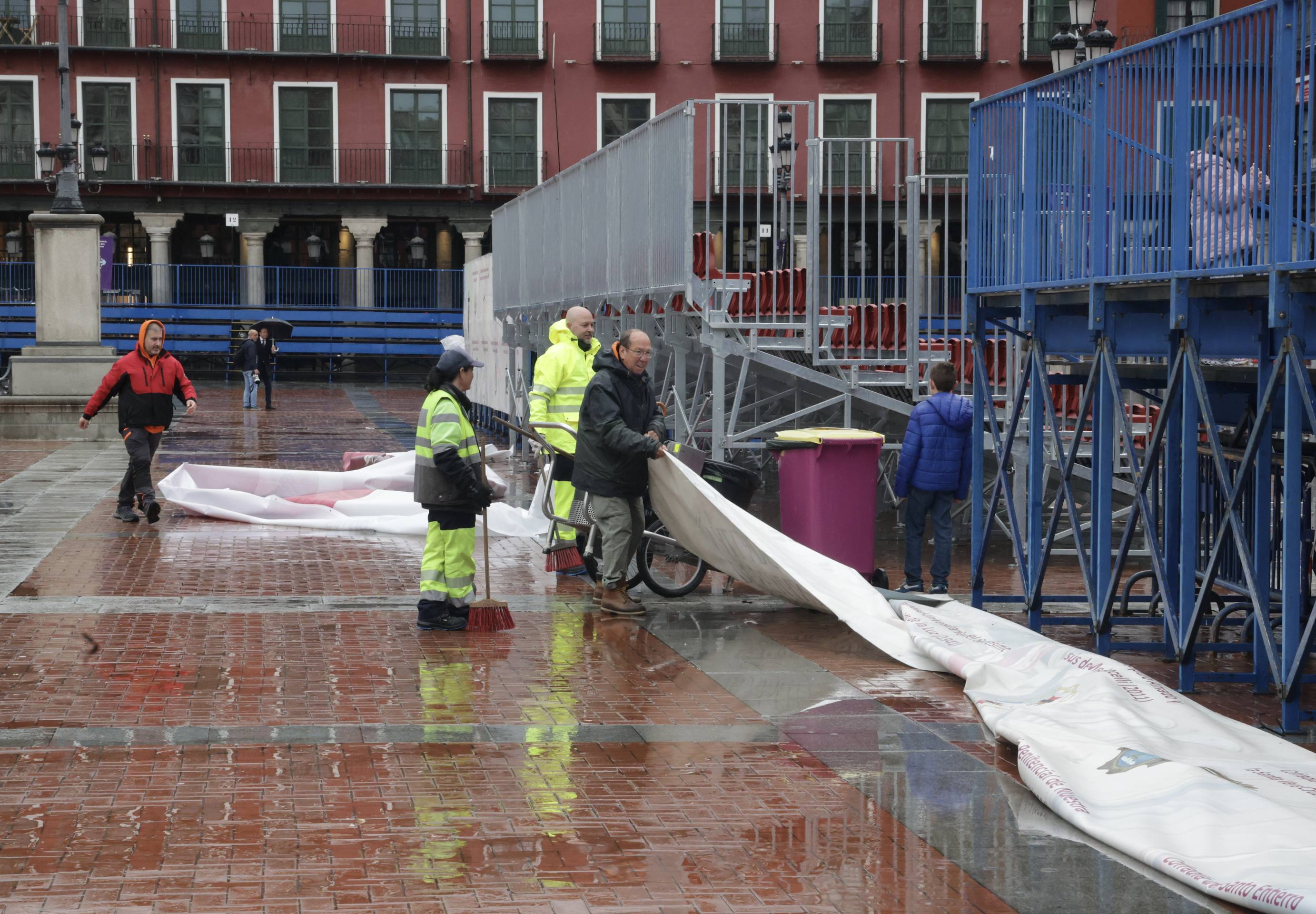 Las imágenes de la suspensión de la Procesión General del Viernes Santo