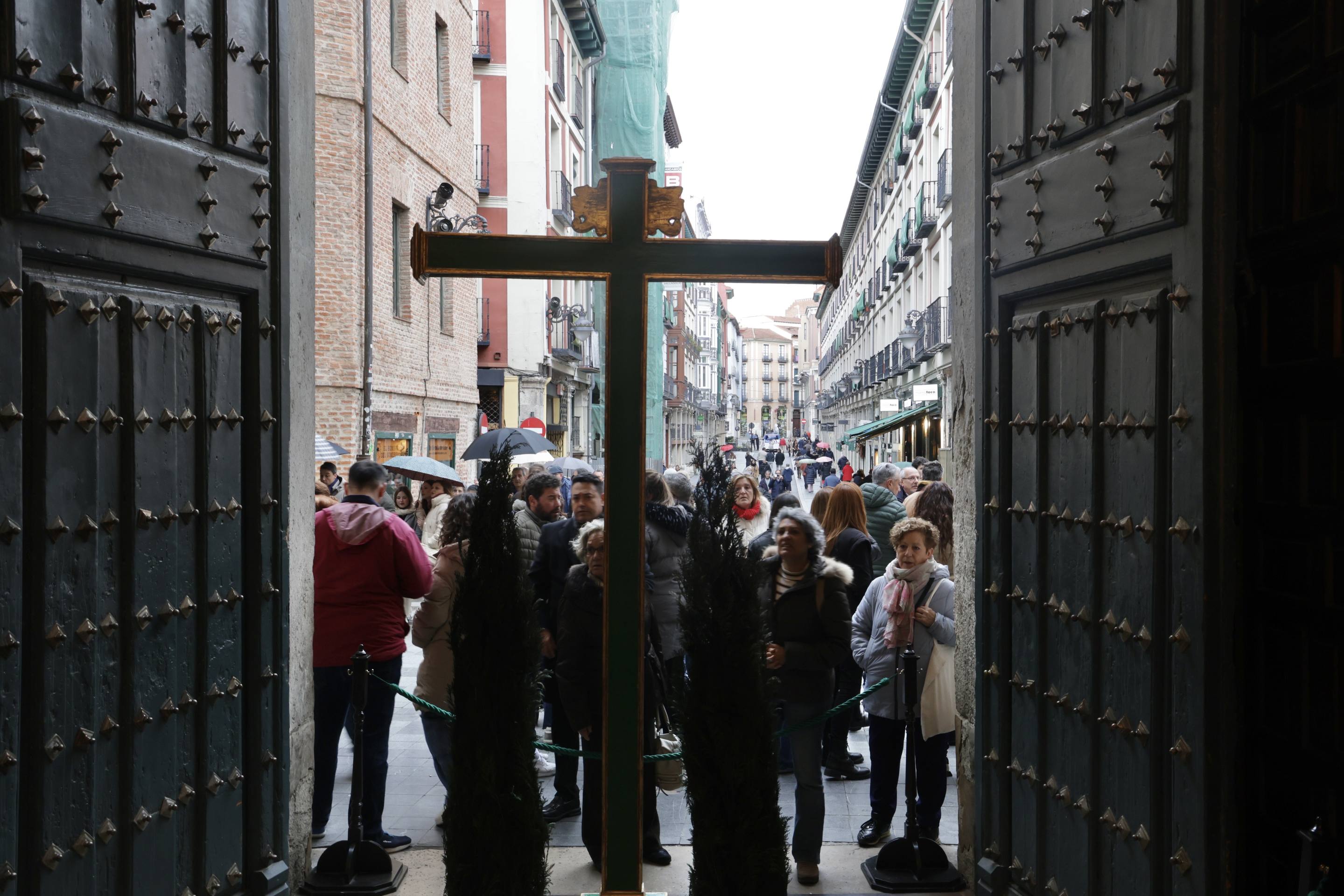 Las imágenes de la suspensión de la Procesión General del Viernes Santo