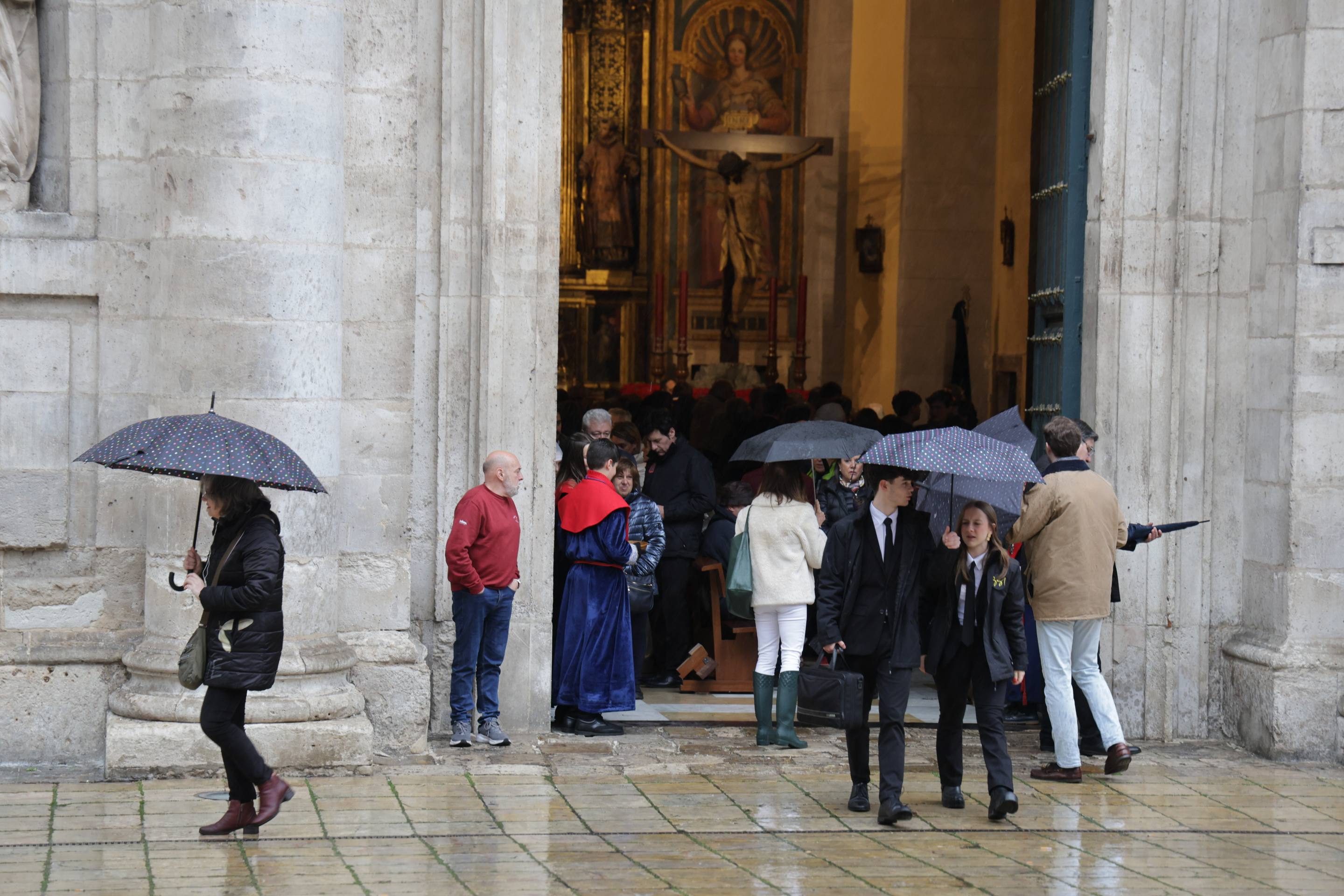 Las imágenes de la suspensión de la Procesión General del Viernes Santo