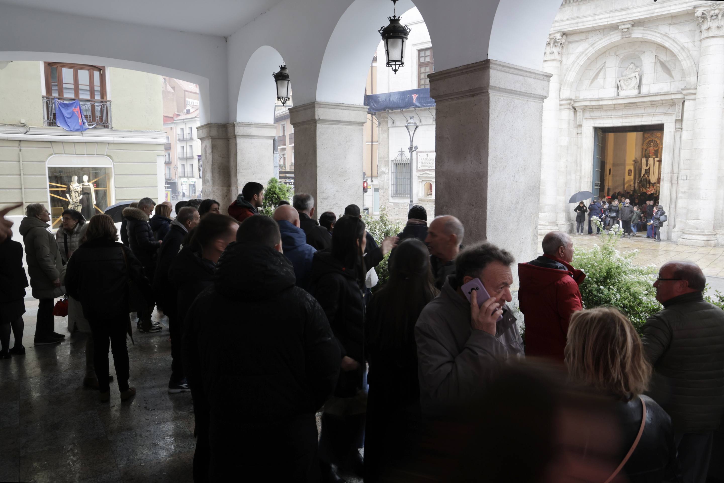 Las imágenes de la suspensión de la Procesión General del Viernes Santo
