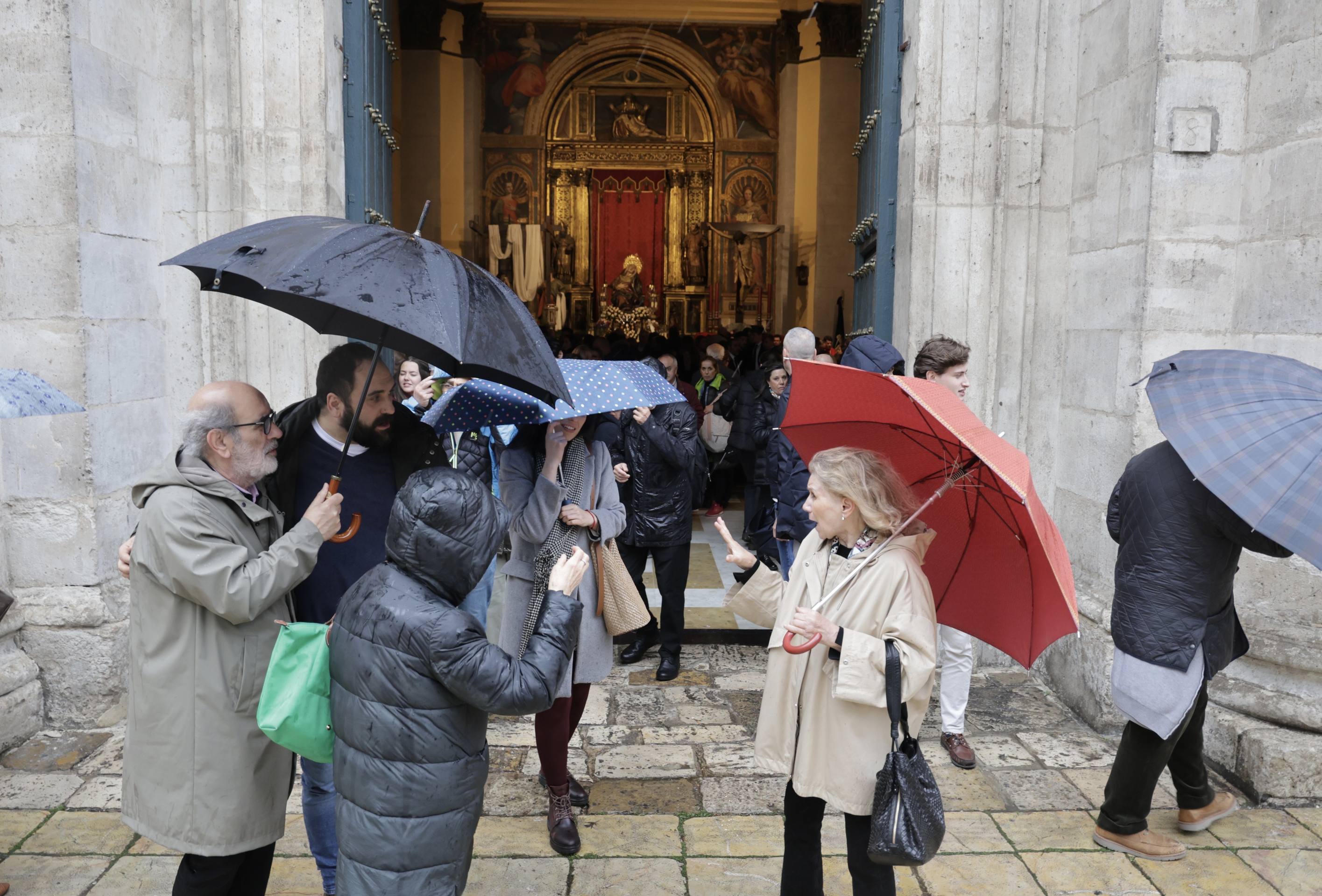 Las imágenes de la suspensión de la Procesión General del Viernes Santo