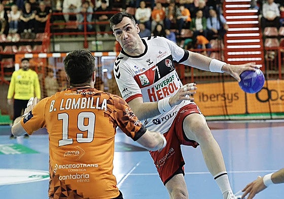 Isaías Guardiola salta ante un jugador del Torrelavega.