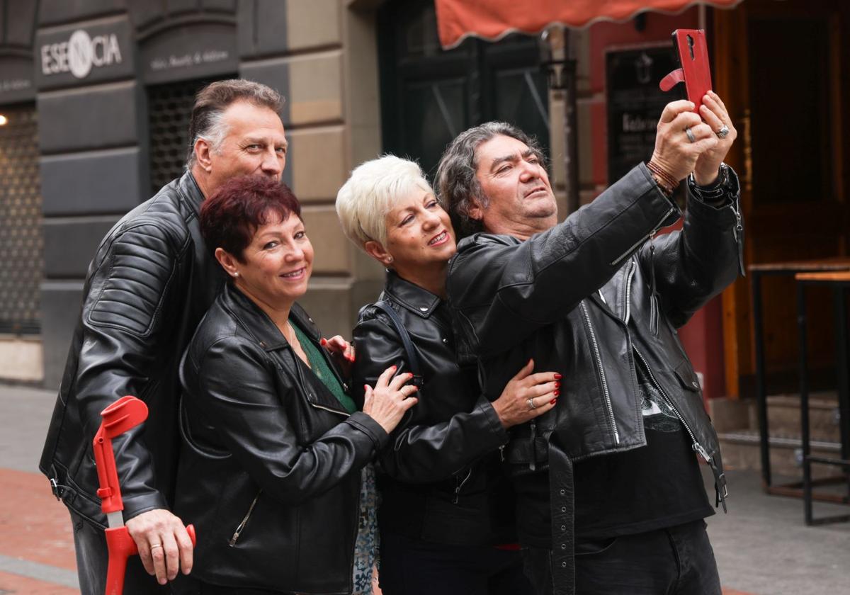 Dioni Carballo, Encarna Sánchez, Juana Sánchez y Luis Miguel Rodríguez se fotografían este viernes.