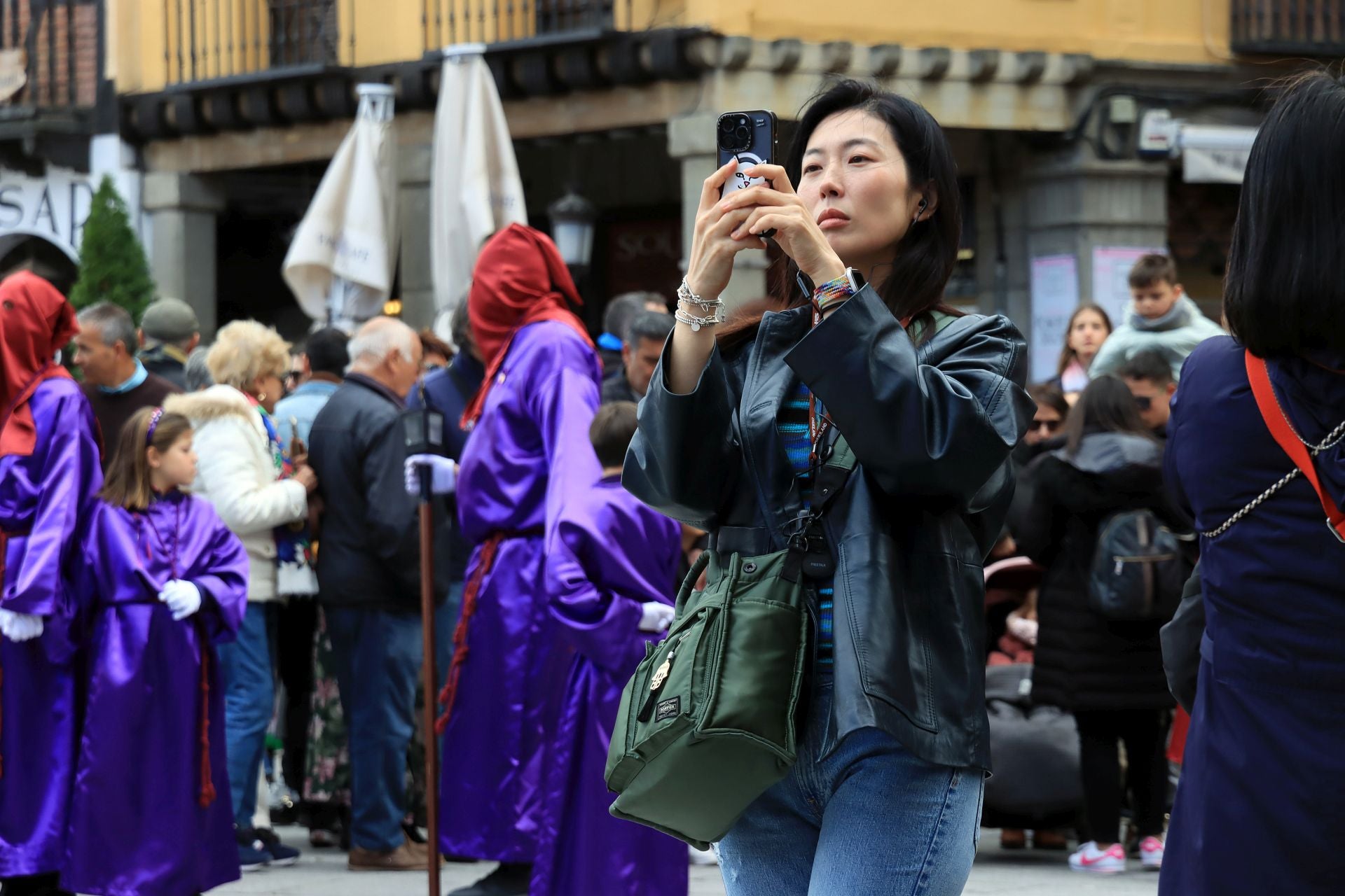 Fotos: aluvión de turistas en Segovia el Viernes Santo