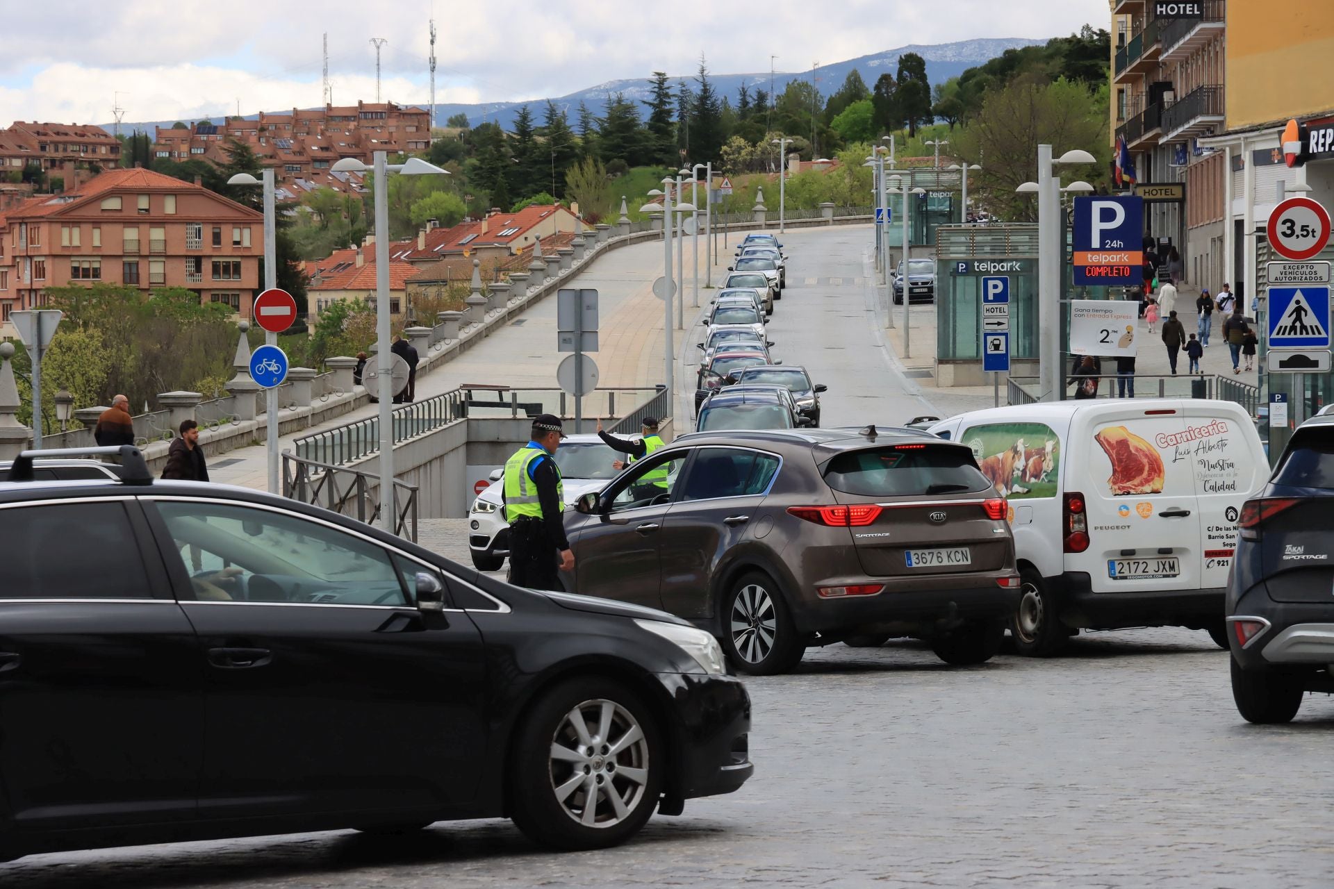 Fotos: aluvión de turistas en Segovia el Viernes Santo