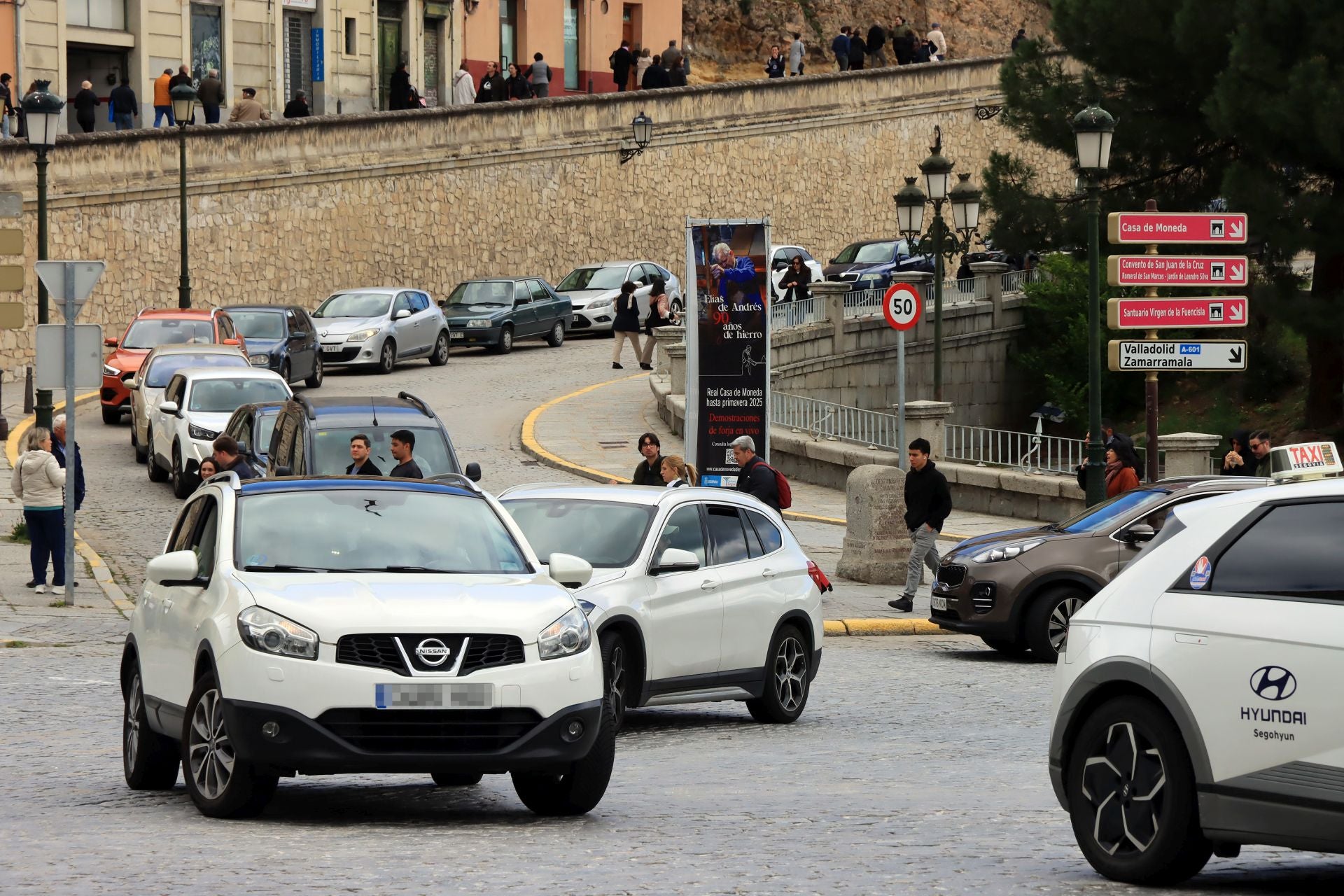 Fotos: aluvión de turistas en Segovia el Viernes Santo