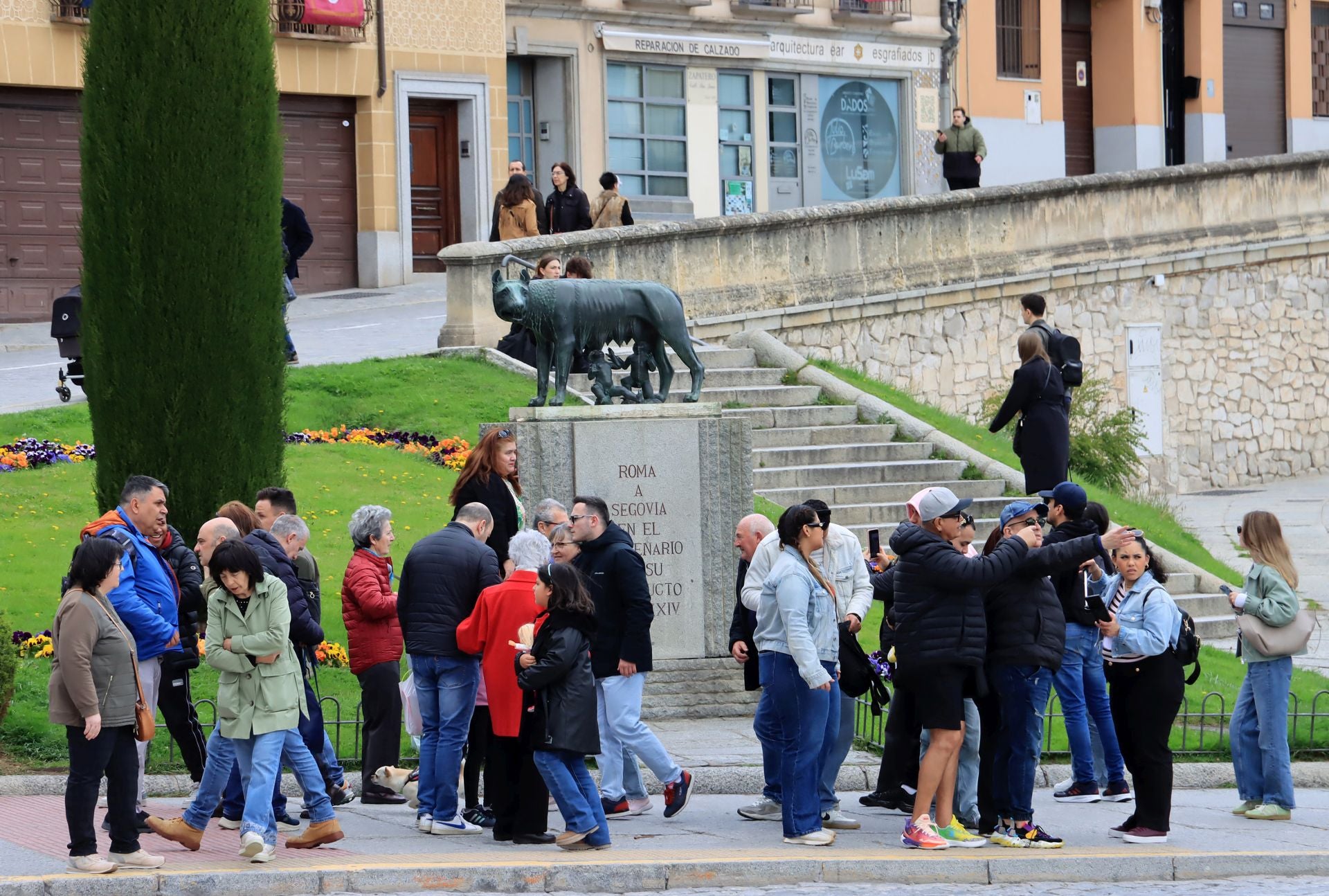 Fotos: aluvión de turistas en Segovia el Viernes Santo