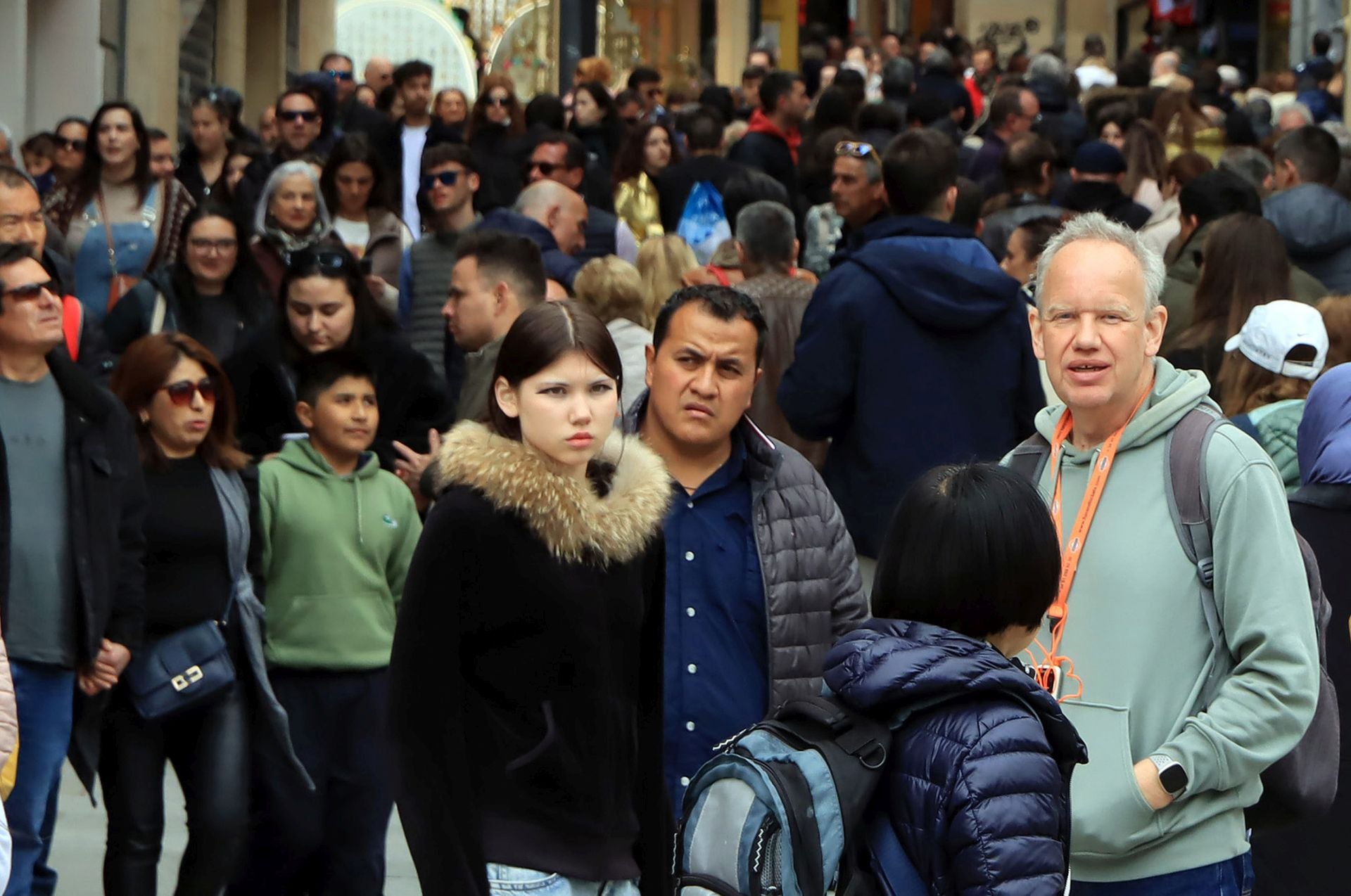 Fotos: aluvión de turistas en Segovia el Viernes Santo