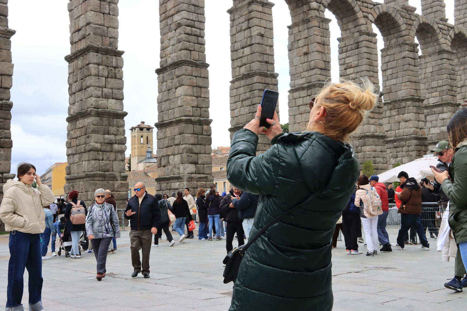 Fotos: aluvión de turistas en Segovia el Viernes Santo