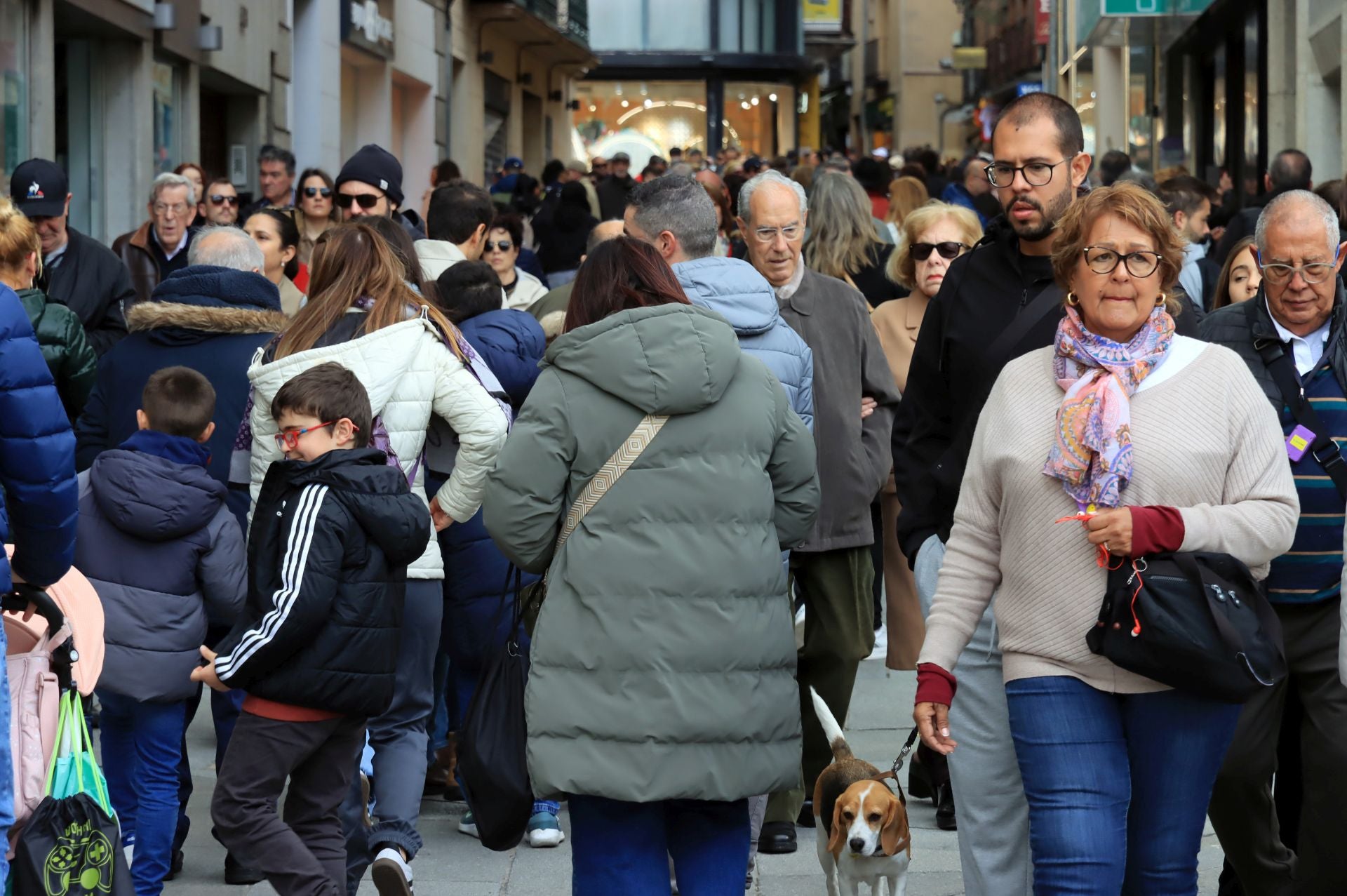 Fotos: aluvión de turistas en Segovia el Viernes Santo