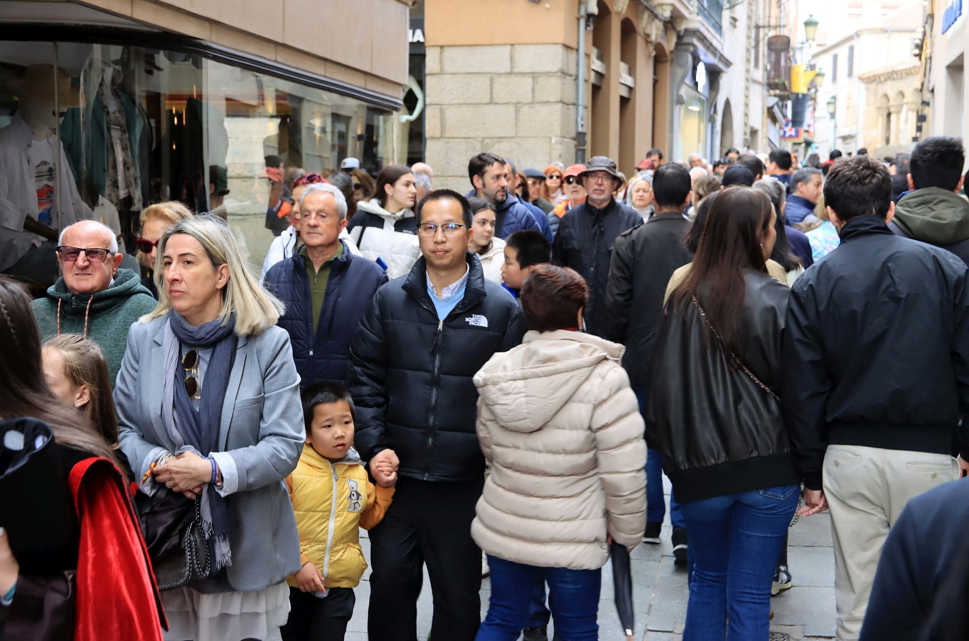 Fotos: aluvión de turistas en Segovia el Viernes Santo
