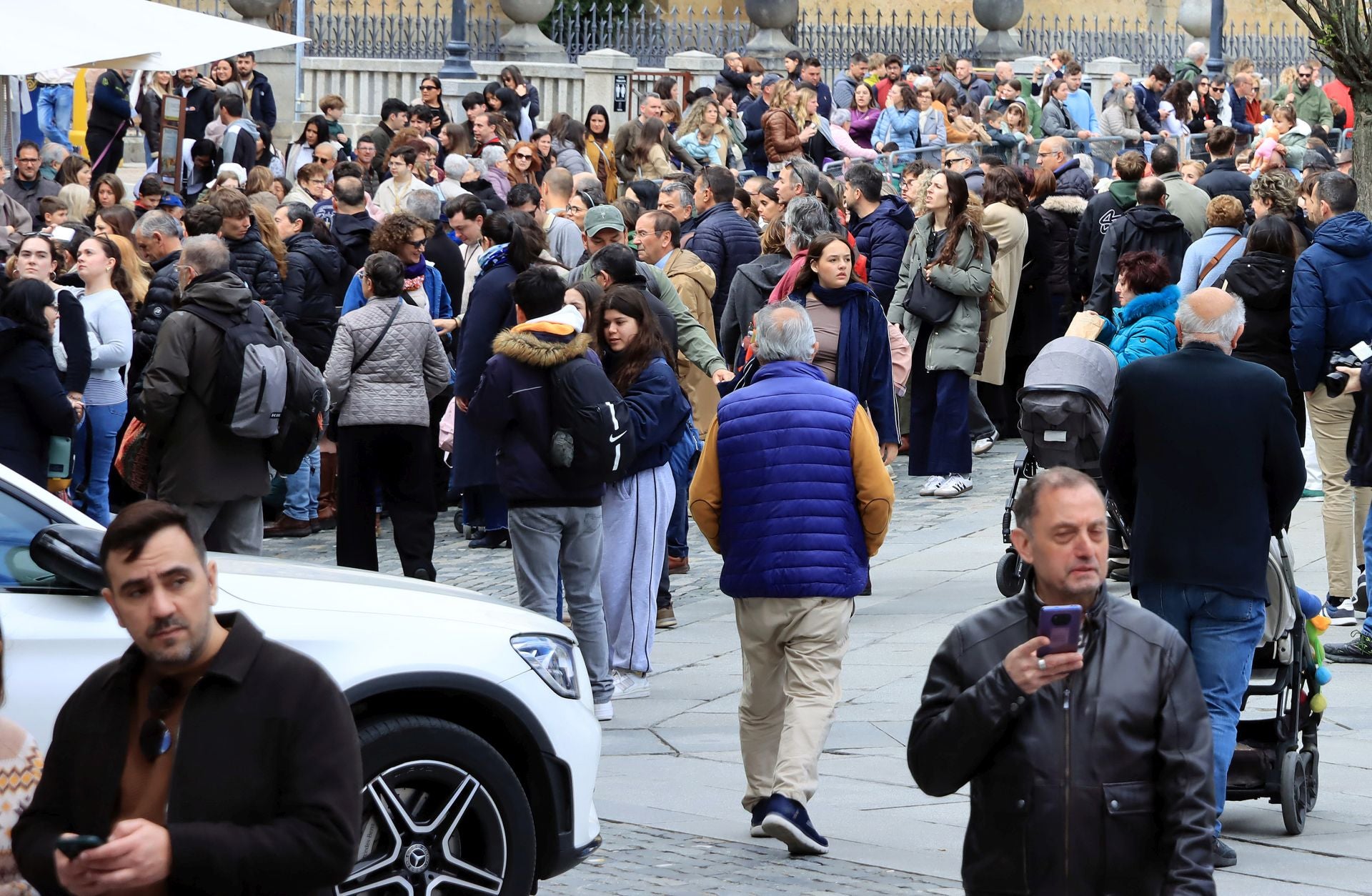 Fotos: aluvión de turistas en Segovia el Viernes Santo
