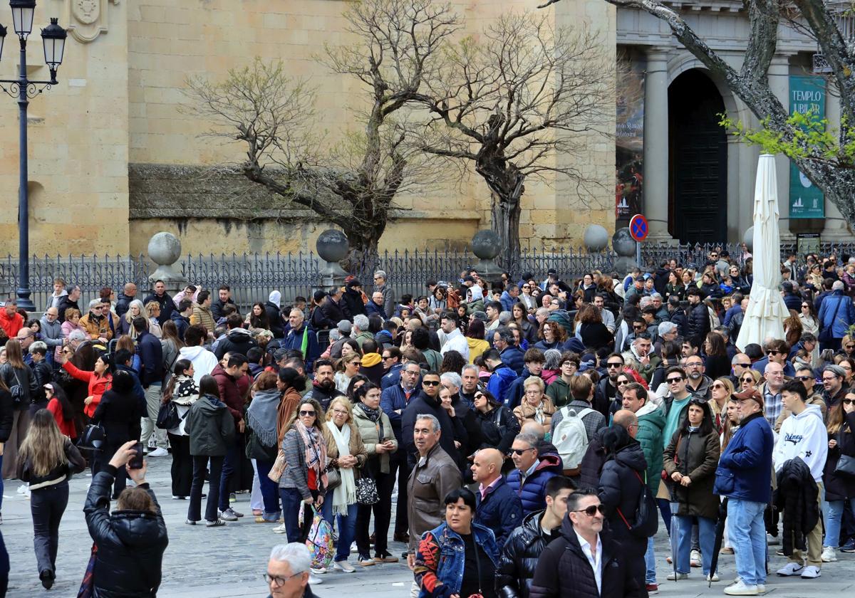 Decenas de turistas, este Viernes Santo en la Plaza Mayor de Segovia.