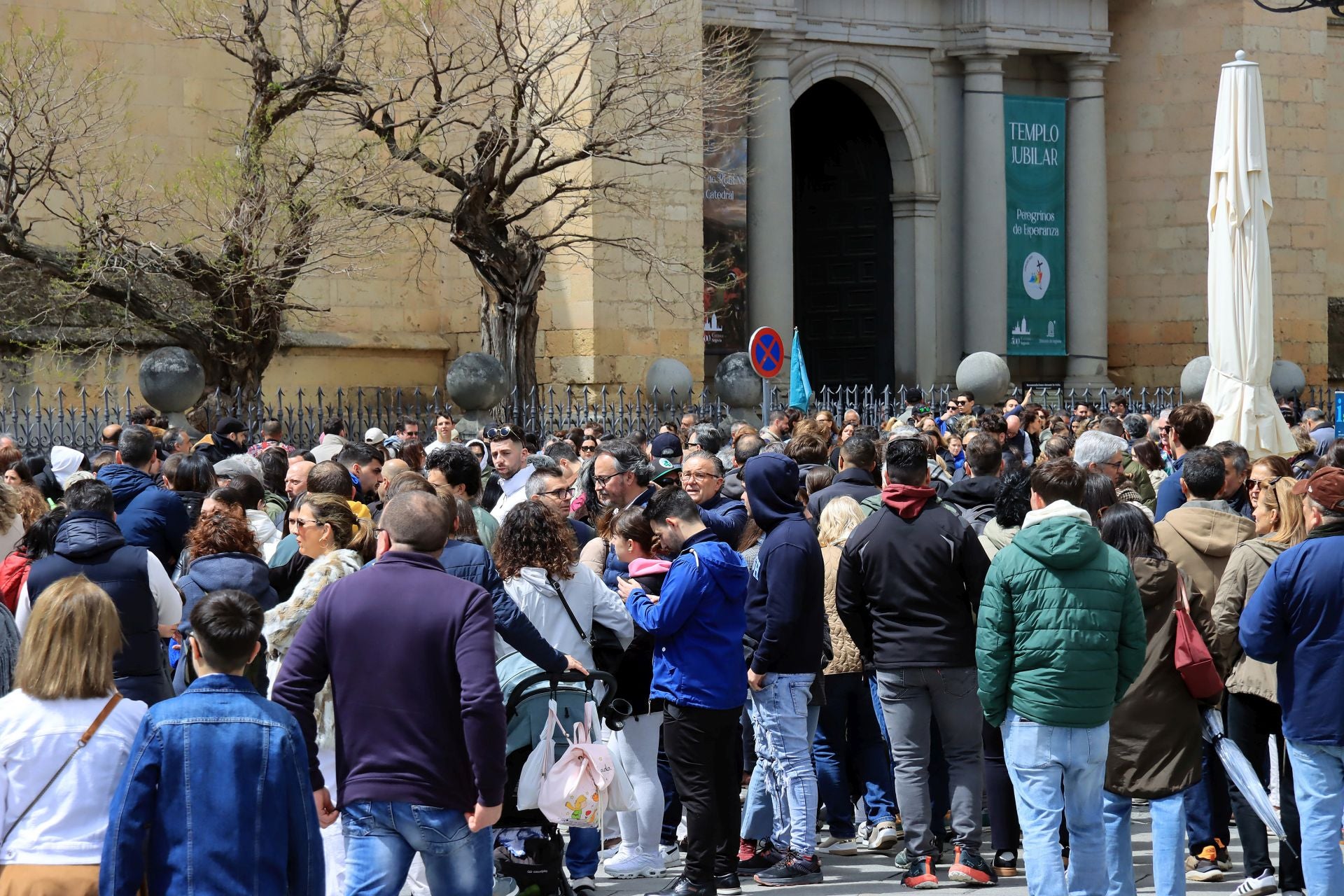 Fotos: aluvión de turistas en Segovia el Viernes Santo