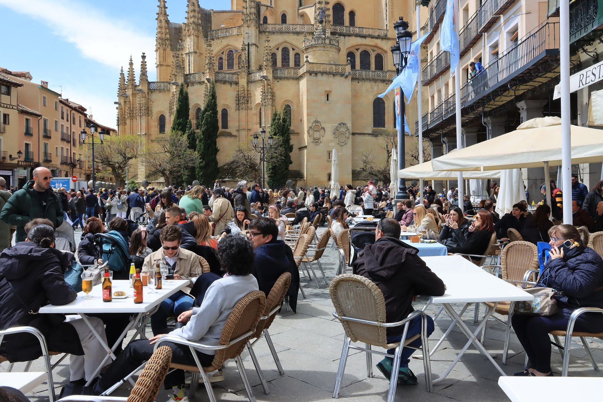 Fotos: aluvión de turistas en Segovia el Viernes Santo