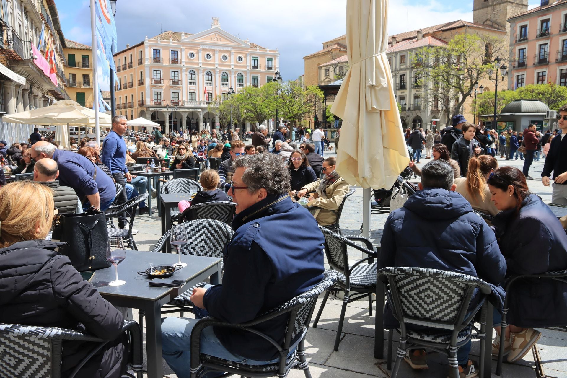 Fotos: aluvión de turistas en Segovia el Viernes Santo