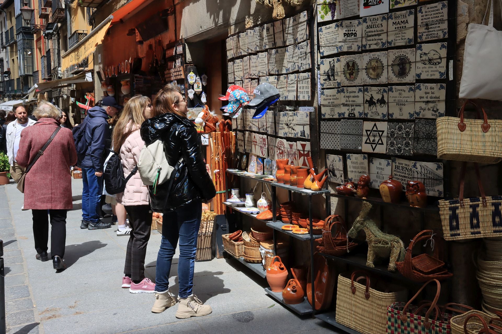 Fotos: aluvión de turistas en Segovia el Viernes Santo