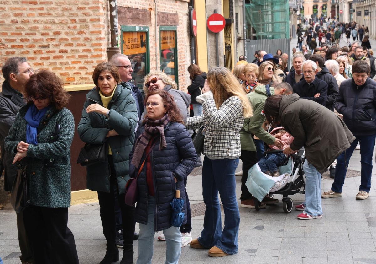 Imagen principal - Colas para acceder a la iglesia de la Vera Cruz, visita guiada junto a la Catedral y las banderas del Ayuntamiento a media asta.